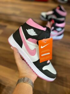 Tênis Botinha Nike Air Jordan Estilosa Confortável Preto Rosa 224x300 - Tênis Botinha Nike Air Jordan Estilosa Confortável Preto Rosa