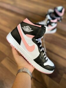 Tênis Botinha Nike Air Jordan Estilosa Confortável Preto e Branco com Creme 225x300 - Tênis Botinha Nike Air Jordan Estilosa Confortável Preto e Branco com Creme