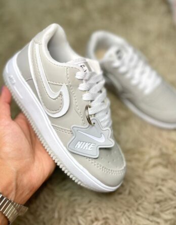 Tênis Nike Air Force Infantil com Chaveiro